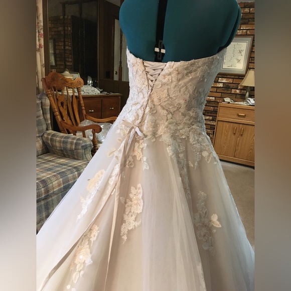 Wedding dress - Picture 13 of 16